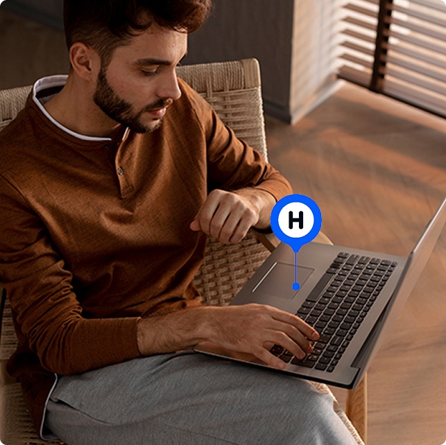 Empresario gestionando ventas en USA con plataforma HOKO